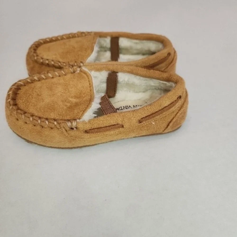 Crown Vintage Slippers Kids Size 8 Tan Cream Moccasin Fleece Lined Soft SoleCozy